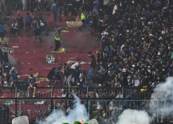 Τραγωδία σε ματς ποδοσφαίρου: Πάνω από 129 νεκροί μετά από εισβολή οπαδών σε γήπεδο