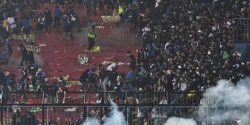 Alldaynews.gr Τραγωδία σε ματς ποδοσφαίρου: Πάνω από 129 νεκροί μετά από εισβολή οπαδών σε γήπεδο