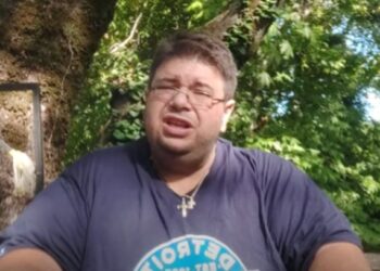 Ο Στέλιος απ’ την Καρίτσα σκορπάει ξανά γέλιο: Οι γιαγιάδες του χωριού ανησυχούν τι θα γίνει στο παλάτι χωρίς την Ελισάβετ[video]