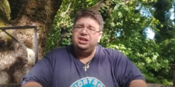 Ο Στέλιος απ’ την Καρίτσα σκορπάει ξανά γέλιο: Οι γιαγιάδες του χωριού ανησυχούν τι θα γίνει στο παλάτι χωρίς την Ελισάβετ[video]