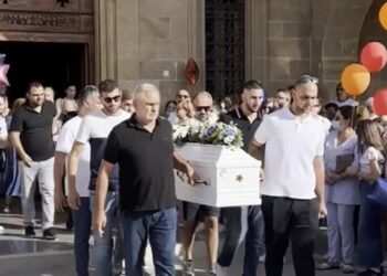 Με χειροκρότημα και μπαλόνια το Τελευταίο Αντίο στον μικρό Λάμπρο