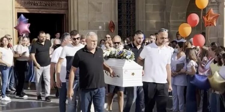 Alldaynews.gr Με χειροκρότημα και μπαλόνια το Τελευταίο Αντίο στον μικρό Λάμπρο