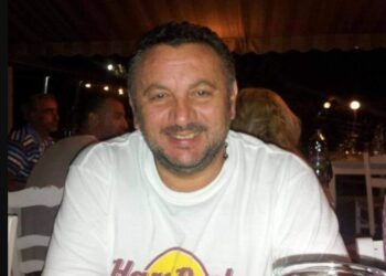 Θρήνος: ”Έφυγε” ξαφνικά ο γνωστός δημοσιογράφος και υιός γνωστού τραγουδιστή, Γιάννης Φακίνος