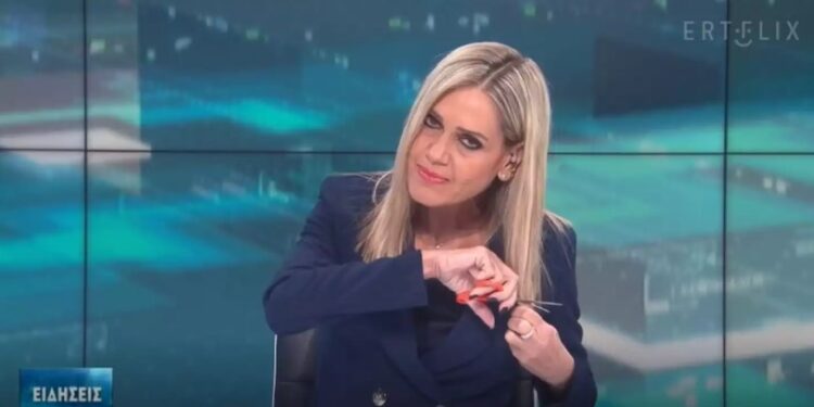 Σύνθια Σάπικα: Η παρουσιάστρια της ΕΡΤ έκοψε τα μαλλιά της on air σε ένδειξη συμπαράστασης[video]