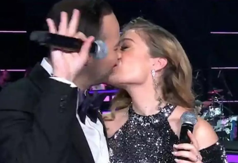 J2US: Ο Μαυρίκιος Μαυρικίου και Ιλάειρα Ζήση «έδωσαν» το… μεγαλύτερης διάρκειας φιλί τους στη σκηνή