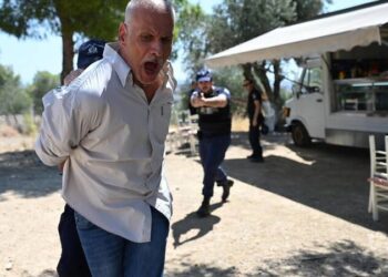 Alldaynews.gr Σασμός: Ο Κώστας συλλαμβάνεται για τη δολοφονία του Άγγελου–Η σύλληψή του πέφτει σαν βόμβα στο χωριό