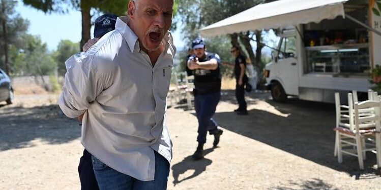 Alldaynews.gr Σασμός: Ο Κώστας συλλαμβάνεται για τη δολοφονία του Άγγελου–Η σύλληψή του πέφτει σαν βόμβα στο χωριό