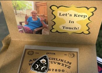 Η γιαγιά που έκανε τους πάντες να γελάσουν στην κηδεία της και… τους έβγαλε τη γλώσσα έξω