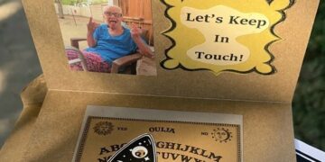 Η γιαγιά που έκανε τους πάντες να γελάσουν στην κηδεία της και… τους έβγαλε τη γλώσσα έξω