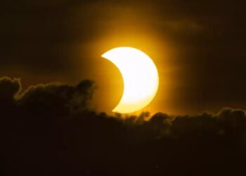 Μερική έκλειψη ηλίου ορατή και στην Ελλάδα – Δείτε την ζωντανά
