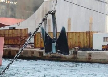 Σύρος: Ανασύρθηκε η άγκυρα του Blue Star 2 από το λιμάνι της Ερμούπολης [video]