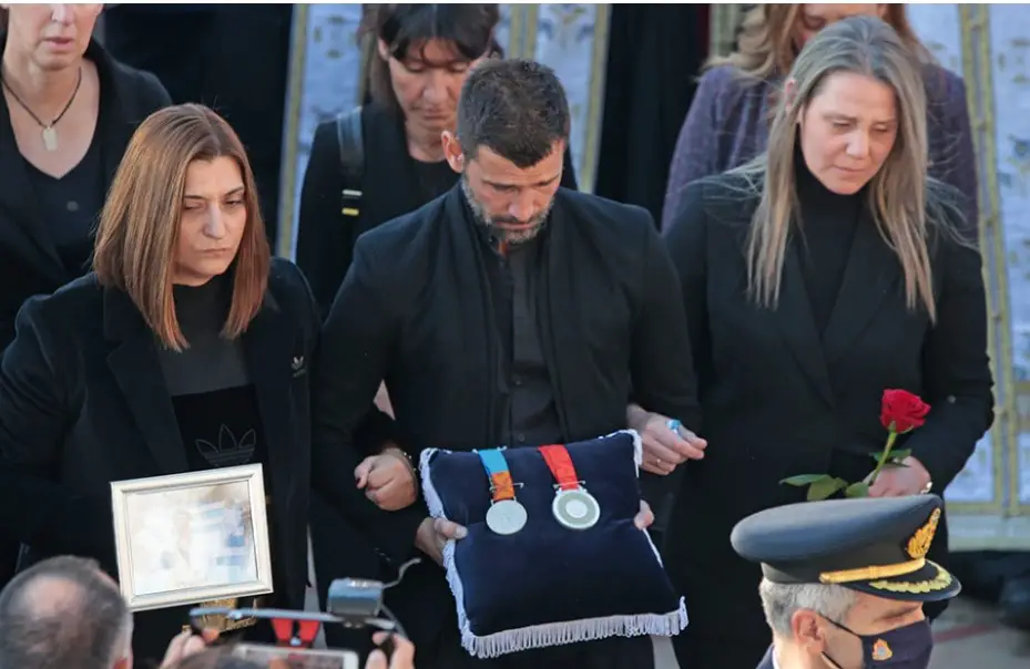 Κηδεία Αλέξανδρου Νικολαΐδη: Η ανατριχιαστική στιγμή με τον Μουρούτσο να μεταφέρει τα Ολυμπιακά μετάλλιά του