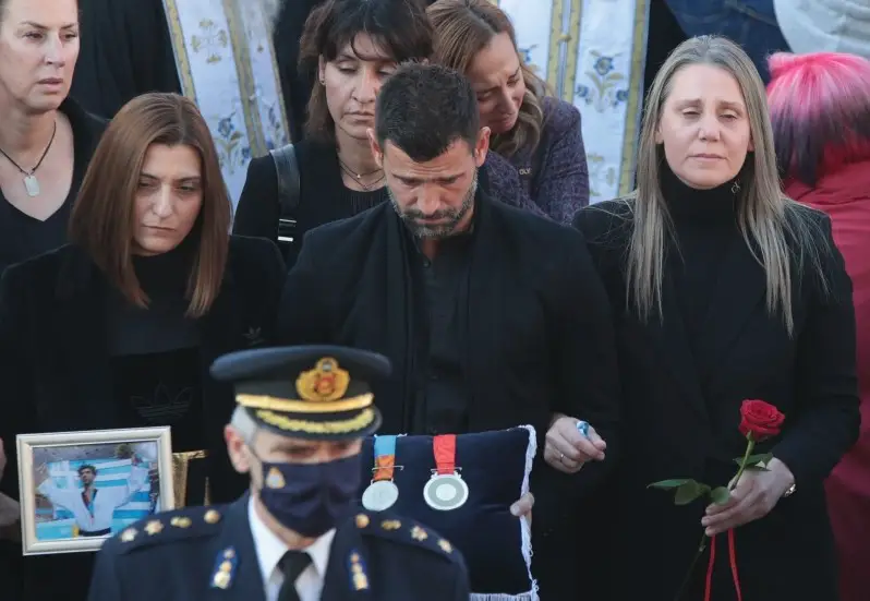 Κηδεία Αλέξανδρου Νικολαΐδη: Η ανατριχιαστική στιγμή με τον Μουρούτσο να μεταφέρει τα Ολυμπιακά μετάλλιά του