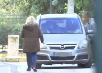 Κολωνός: Ο γιος της μητέρας της 12χρονης πέφτει πάνω στο αυτοκίνητο που την πάει στη φυλακή[video]