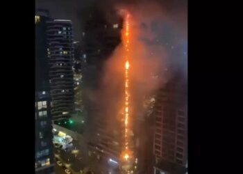 Τεράστια φωτιά σε ουρανοξύστη στην Κωνσταντινούπολη