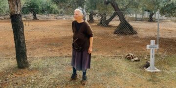 Alldaynews.gr Η «Κυρά της Χειμάρρας» φροντίζει τους τάφους έξι Ελλήνων που σκοτώθηκαν το 1941