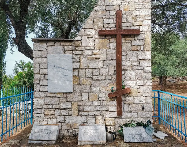 Η «Κυρά της Χειμάρρας» φροντίζει τους τάφους έξι Ελλήνων που σκοτώθηκαν το 1941