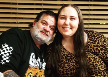 Παντρεύτηκε την πρώην κοπέλα του γιου του που ήξερε από 11 ετών – Εξοργισμένοι γονείς και φίλοι από τα 24 χρόνια διαφοράς ηλικίας