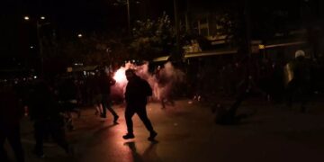 Alldaynews.gr Κουκουλοφόροι τα έσπασαν στον σταθμό «Βικτώρια» – Ζημιές σε μηχανήματα και πύλες επιβατών