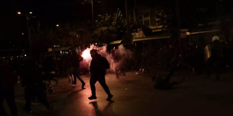 Alldaynews.gr Κουκουλοφόροι τα έσπασαν στον σταθμό «Βικτώρια» – Ζημιές σε μηχανήματα και πύλες επιβατών