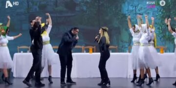 J2US: Μαυρίκιος Μαυρικίου και Ιλάειρα Ζήση ως  Παπαμιχαήλ και Βουγιουκλάκη[video]