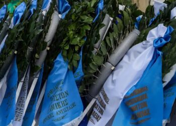 Alldaynews.gr Καταγγελία για διευθυντή σχολείου: Ζήτησε 50 ευρώ από μετανάστες γονείς για το στεφάνι που θα κατέθετε το παιδί τους