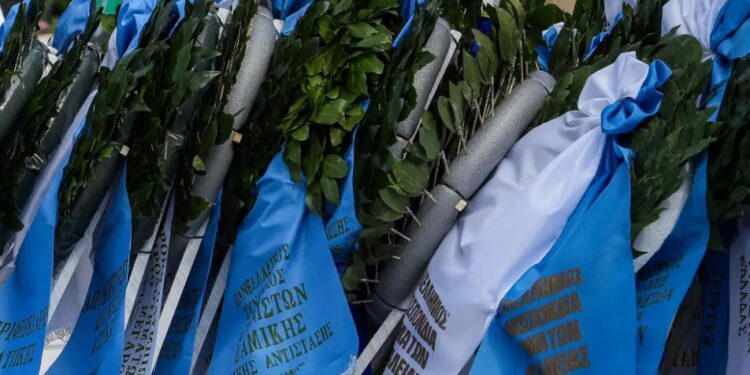 Alldaynews.gr Καταγγελία για διευθυντή σχολείου: Ζήτησε 50 ευρώ από μετανάστες γονείς για το στεφάνι που θα κατέθετε το παιδί τους