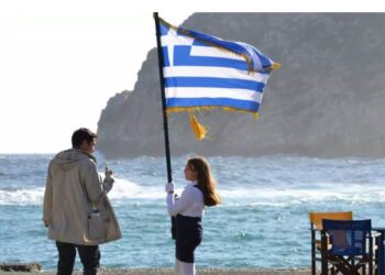 Νάξος – Παρέλαση 28ης Οκτωβρίου: Αποθεώθηκε η μαθήτρια που κράτησε ολομόναχη την ελληνική σημαία