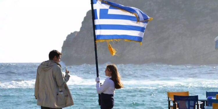 Alldaynews.gr Νάξος – Παρέλαση 28ης Οκτωβρίου: Αποθεώθηκε η μαθήτρια που κράτησε ολομόναχη την ελληνική σημαία