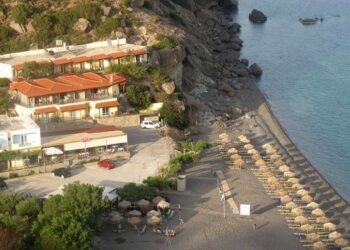 Απίστευτη Τραγωδία: Βράχος καταπλάκωσε ενοικιαζόμενα δωμάτια – Σκοτώθηκε μητέρα, σώθηκαν πατέρας και παιδί
