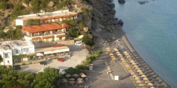 Alldaynews.gr Απίστευτη Τραγωδία: Βράχος καταπλάκωσε ενοικιαζόμενα δωμάτια – Σκοτώθηκε μητέρα, σώθηκαν πατέρας και παιδί