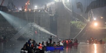 Ινδία: Τους 130 έφτασαν οι νεκροί από την κατάρρευση της κρεμαστής γέφυρας