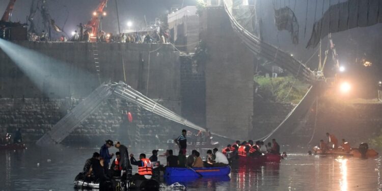 Ινδία: Τους 130 έφτασαν οι νεκροί από την κατάρρευση της κρεμαστής γέφυρας