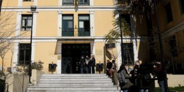 Τραγωδία στο Μάτι: Αντιδράσεις για την αίθουσα στην οποία ξεκίνησε η δίκη