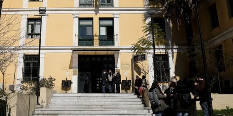 Τραγωδία στο Μάτι: Αντιδράσεις για την αίθουσα στην οποία ξεκίνησε η δίκη