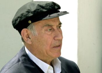 Σαν…φωτοτυπία του Θανάση Βέγγου: Αυτός είναι ο άγνωστος γιος του, Βασίλης – Δείτε πώς είναι σήμερα (photos)