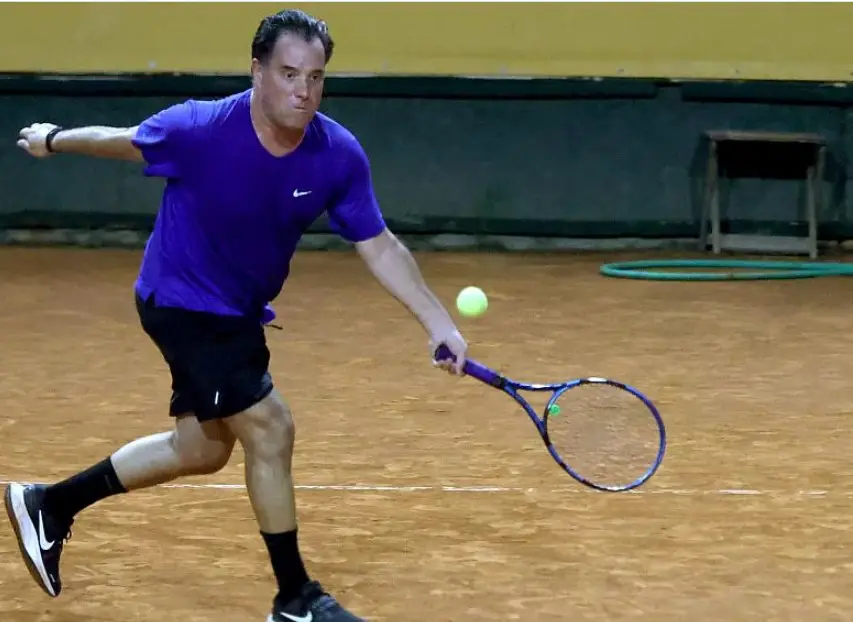 Άδωνις Γεωργιάδης: Πρόκριση στους 16 σε τουρνουά τένις – Ο αντίπαλός του έπαιζε με δεμένο πόδι
