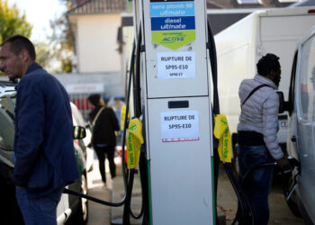 Πρωτοφανείς καταστάσεις στην Γαλλία – Τσακωμοί, ξύλο και ατελείωτες ουρές για λίγη βενζίνη! (video)