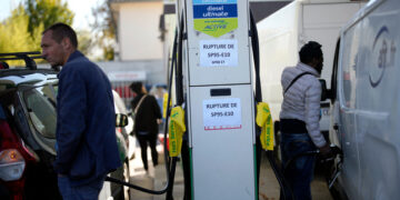 Alldaynews.gr Πρωτοφανείς καταστάσεις στην Γαλλία – Τσακωμοί, ξύλο και ατελείωτες ουρές για λίγη βενζίνη! (video)