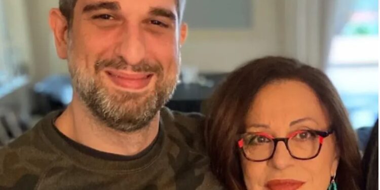 Alldaynews.gr Χάρις Αλεξίου: Η λατρεία στον γιο της, η υιοθεσία του και πώς του έδωσε το όνομα Μάνος