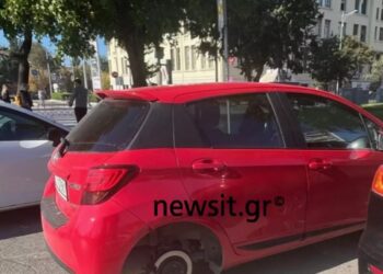 Θεσσαλονίκη: Νεαρός πήγε να πάρει το αυτοκίνητο του και έλειπαν και οι τέσσερις ρόδες (φωτο)