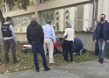 Θεσσαλονίκη: Σώθηκε από θαύμα ο φοιτητής που έπεσε στο κενό από την αίθουσα 3ου ορόφου στο ΑΠΘ (φωτο, video)