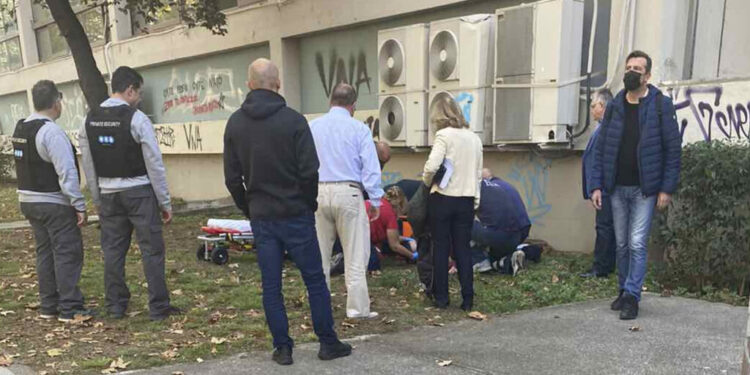 Alldaynews.gr Θεσσαλονίκη: Σώθηκε από θαύμα ο φοιτητής που έπεσε στο κενό από την αίθουσα 3ου ορόφου στο ΑΠΘ (φωτο, video)