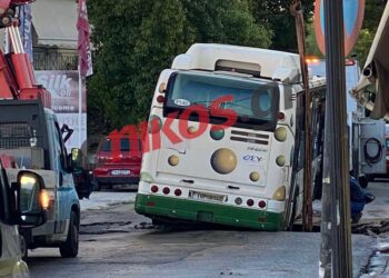 Αθήνα: Άνοιξε ξαφνικά ο δρόμος και «κατάπιε» λεωφορείο