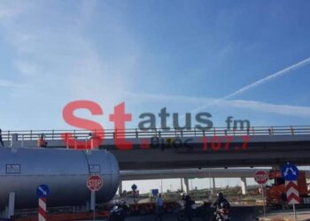 Γιγαντιαίο όχημα «φράκαρε» σε γέφυρα στη Θεσσαλονίκη (video)