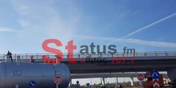 Alldaynews.gr Γιγαντιαίο όχημα «φράκαρε» σε γέφυρα στη Θεσσαλονίκη (video)