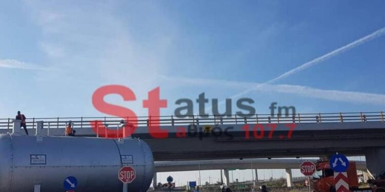 Alldaynews.gr Γιγαντιαίο όχημα «φράκαρε» σε γέφυρα στη Θεσσαλονίκη (video)