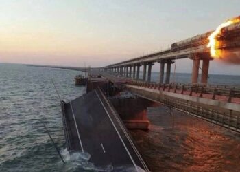 Ρωσία: Έκρηξη παγιδευμένου οχήματος προκάλεσε τη φωτιά στη γέφυρα της Κριμαίας (video)