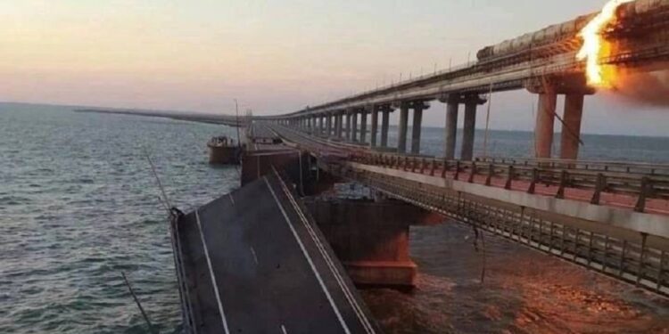 Alldaynews.gr Ρωσία: Έκρηξη παγιδευμένου οχήματος προκάλεσε τη φωτιά στη γέφυρα της Κριμαίας (video)