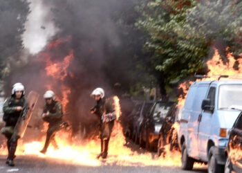 Τρομερά επεισόδια στα Σεπόλια: ΜΑΤ πήραν φωτιά, πέταξαν μπογιά στο μαγαζί του κατηγορούμενου Μίχου και έσπασαν το βαν του (vids)